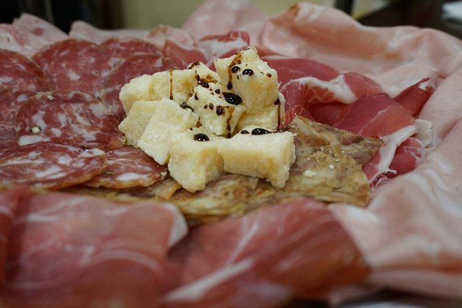 Bologna Food Tour from a local perspective - A three-pasta lunch with wine