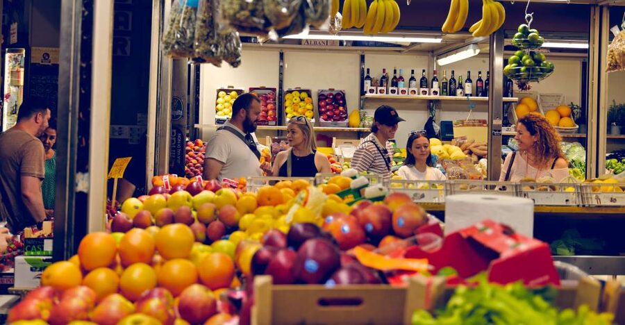 Bologna: Guided Food Markets Tour - The ten-minute walk to the Quadrilatero