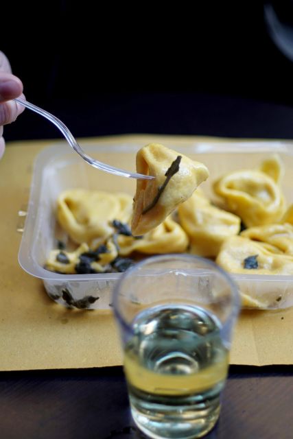 Bologna: Guided Food Markets Tour - Ending with gelato in Piazza Santo Stefano