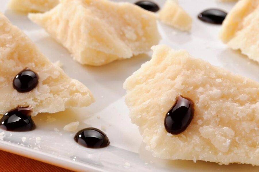 Bologna: Self-Guided Food Tasting Tour with Vouchers - The food stops: from chocolate to Tigellone