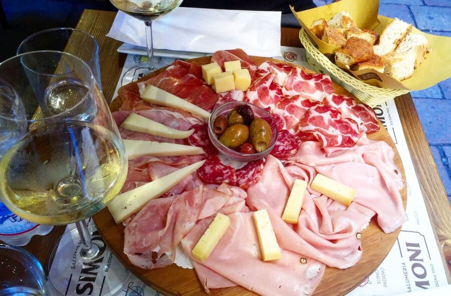 Bologna: Small Group Food market Walking Tour with Tasting - Starting at Piazza del Nettuno and San Petronio