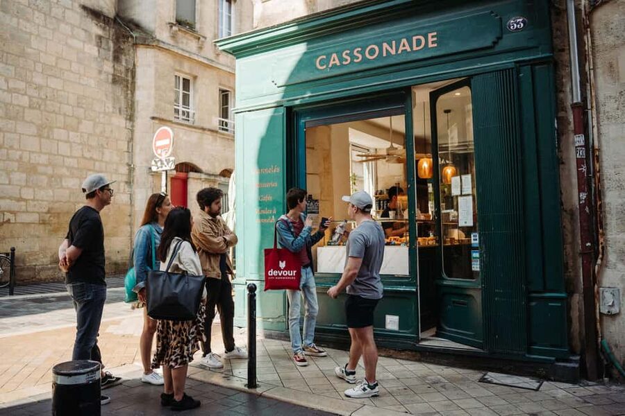 Bordeaux: Guided Food and Wine Tour with Tastings - What the guide adds to the experience