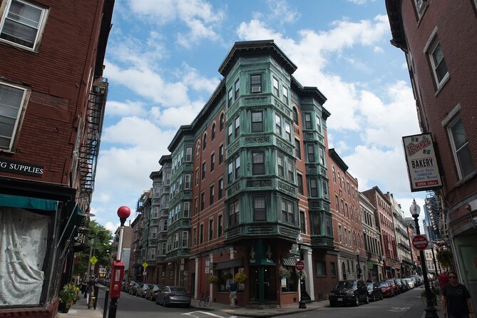 Boston North End Food Tour of 6+ Tastings, Cannoli, Lobster Roll - Starting with seafood and Boston flavor