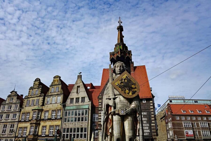 Bremen: Culinary Old Town Tour - with unique locations - Domshof and Marktplatz: the formal face of Bremen