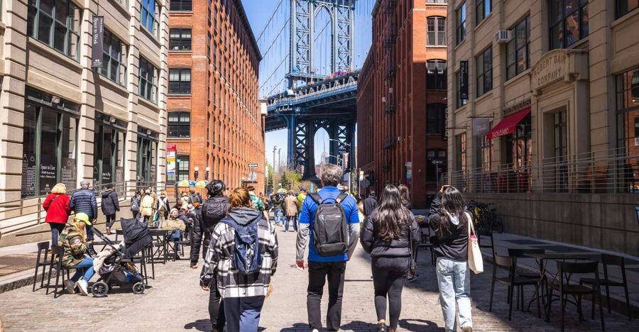 Brooklyn Food Tour: Heights, DUMBO & Bridge Views - Crossing toward the Brooklyn Bridge