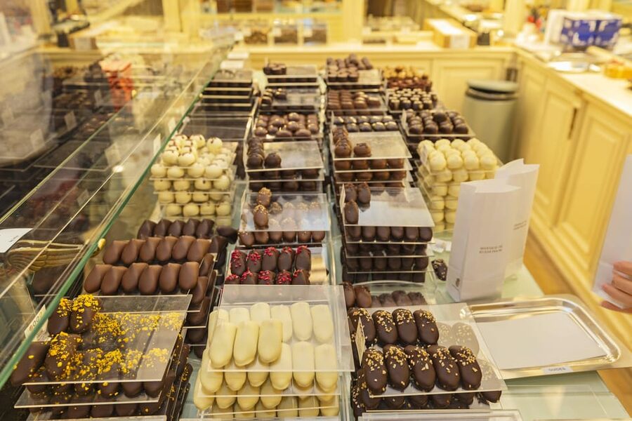 Brussels Food Tour: Main Dish, Beer, Waffle & Chocolate - Meatballs, frites and the comfort-food course
