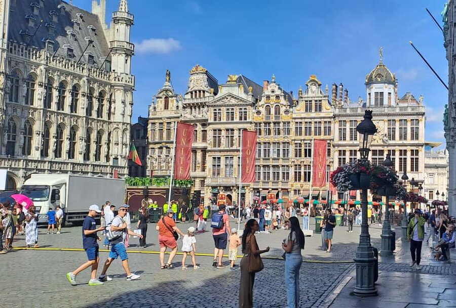 Brussels: Walking Food Tour with Chocolate, Beer, & Waffles - Belgian beer in an old tavern