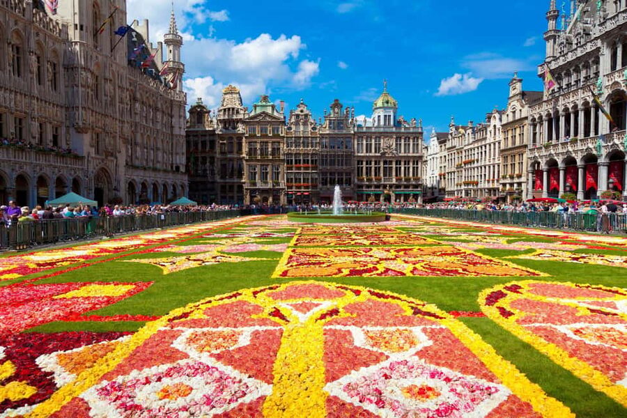 Brussels: Walking Food Tour with Chocolate, Beer, & Waffles - Two chocolatiers, four serious tastings