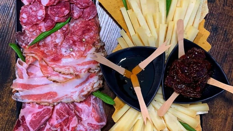 Cagliari: Food and Wine Tasting Experience - The first tastes: Sardinian food on a shared table