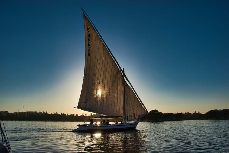 Cairo: Sunset Felucca Ride and Food Tour With Private Guide - The felucca ride: one quiet hour above the city