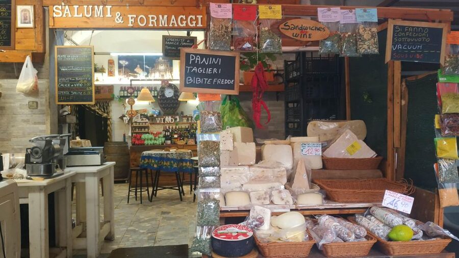 Catania Street Food Tour: Fish Market & City Centre - Pace, group size and how much food to expect