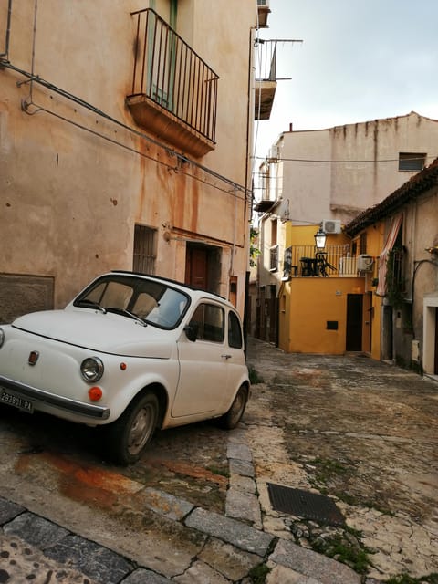 Cefalù: Street Food Tour with Tastings - The 30-minute secret stop