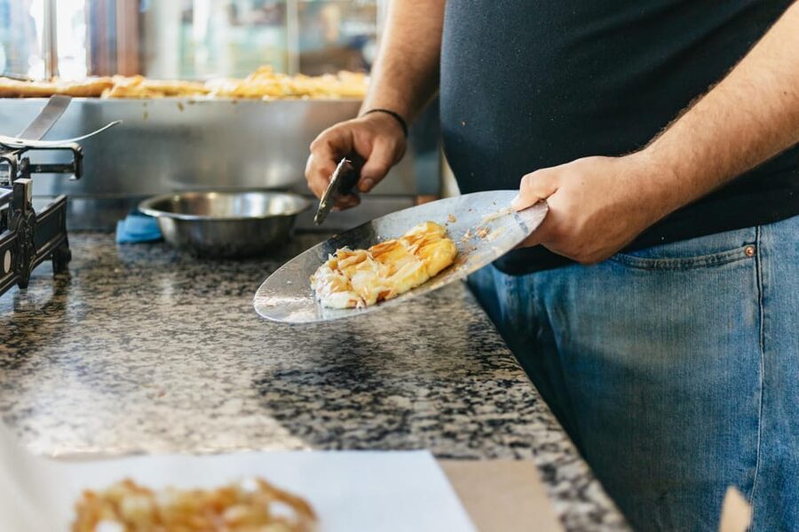 Chania: Old Town Highlights Guided Tour with Street Food - The guides make the biggest difference