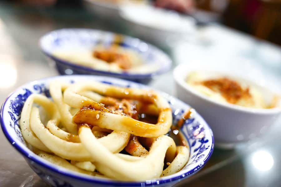 Chengdu: Hidden Dishes and Beers UNESCO Food Evening Tour - The tuk-tuk ride through central Chengdu