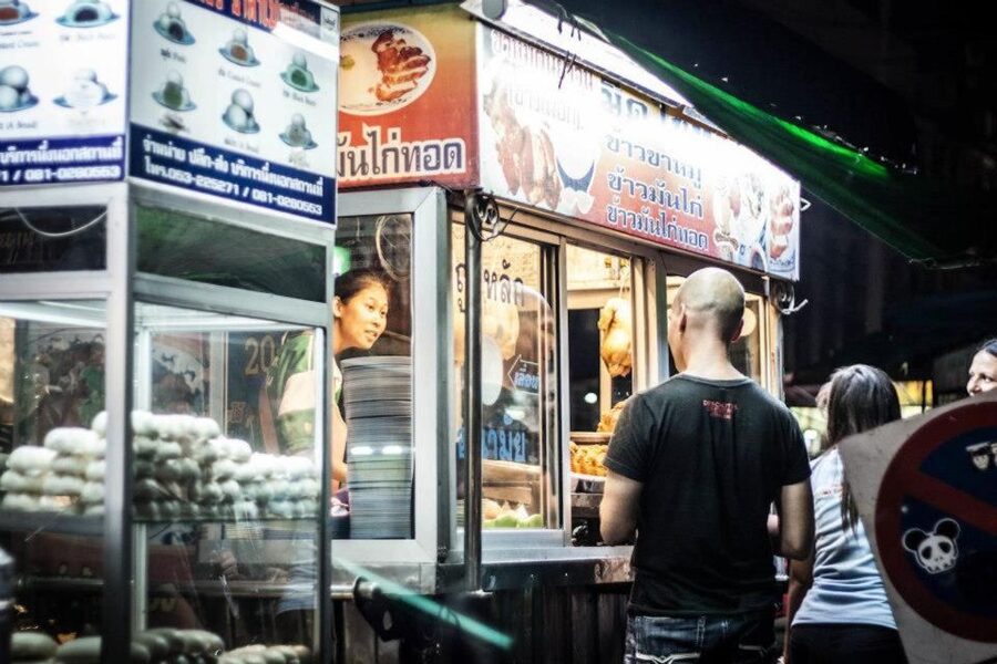 Chiang Mai: Evening Local Street Food Market Tour - Kanom jeen and the first taste of local food