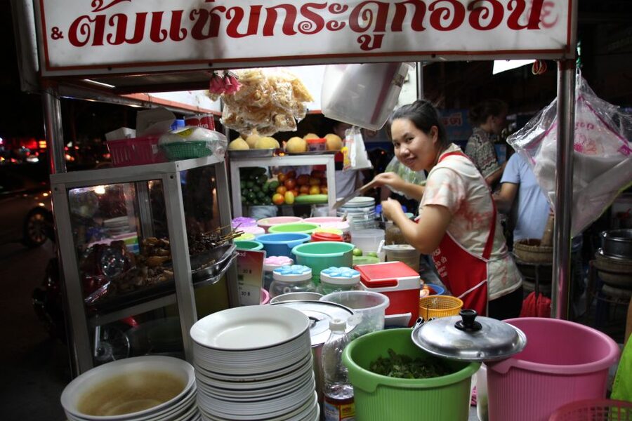 Chiang Mai: Evening Local Street Food Market Tour - Learning to order food in Thai