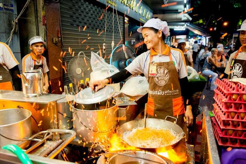 Chiang Mai: Evening Sightseeing and Local Food Guided Tour - Key points at a glance