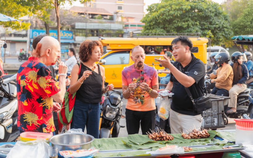 Chiang Mai: Evening Sightseeing and Local Food Guided Tour - Chang Peuk Gate and the flower market shift the mood