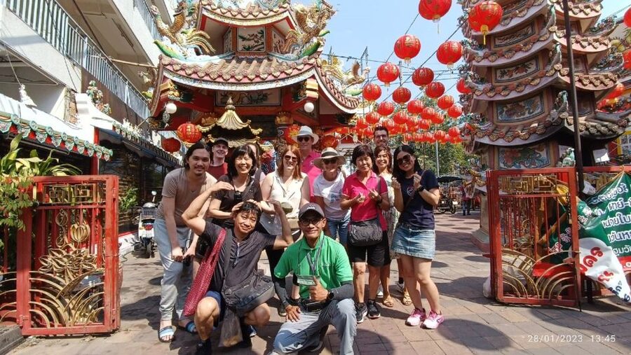 Chiang Mai: Local Food and Markets Guided Walking Tour - First taste: khao kriab pak moh at Lung Khajohn Wat Ket