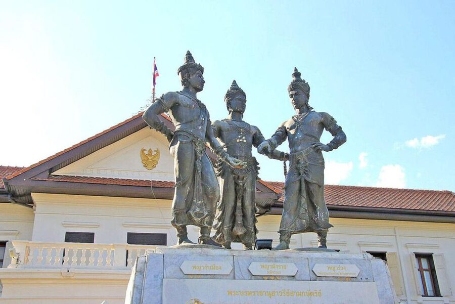 Chiang Mai: Temples and Street Food Night Tour by Tuk Tuk - Wat Phra Singh and northern Thai design