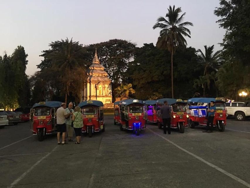 Chiang Mai: Temples and Street Food Night Tour by Tuk Tuk - Mueang Mai and Warorot after dark