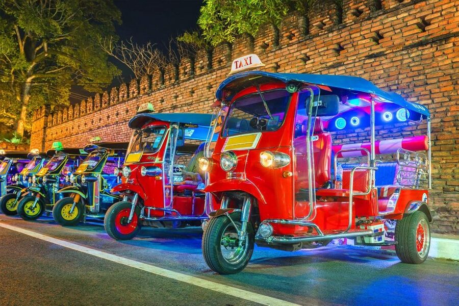 Chiang Mai: Temples and Street Food Night Tour by Tuk Tuk - Tuk tuk comfort, group size, and communication