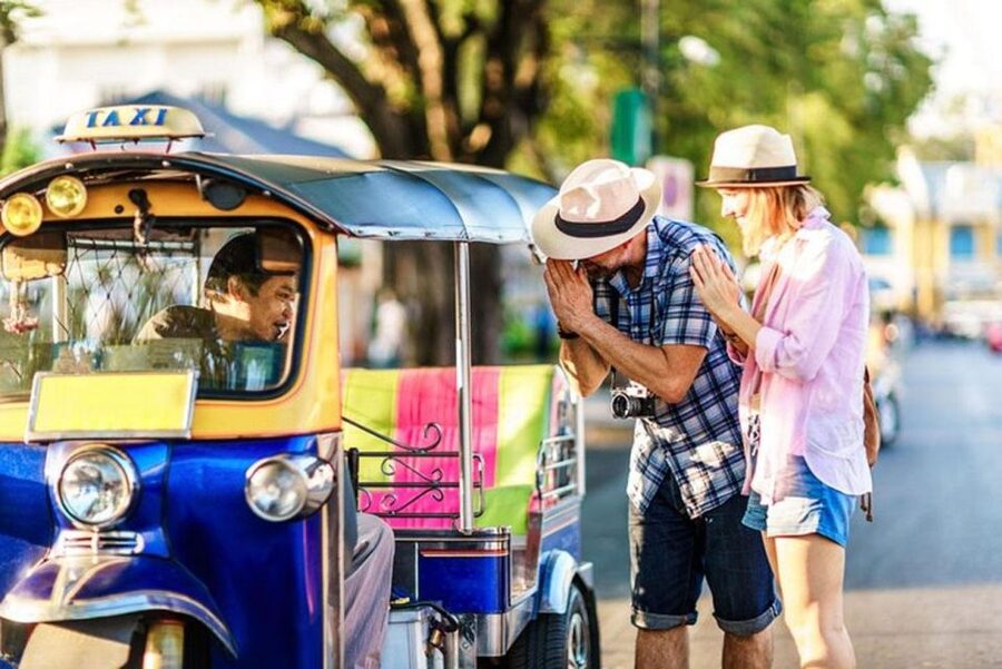 Chiang Mai: Temples and Street Food Night Tour by Tuk Tuk - Wat Chedi Luang and the big old stupa