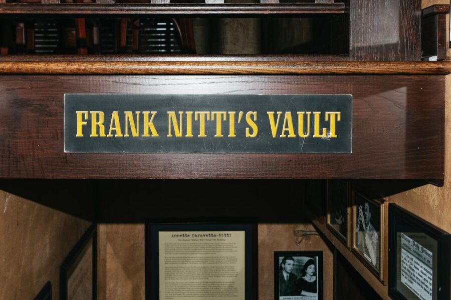 Chicago: Gangsters and Food Tasting Walking Tour - Who should book this walk?
