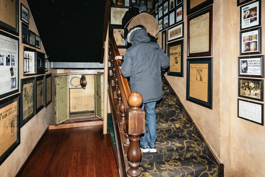 Chicago: Gangsters and Food Tasting Walking Tour - Should you book the Chicago Gangsters and Food Tasting Walking Tour?