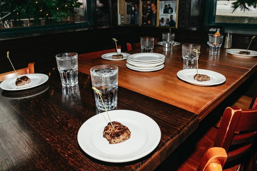 Chicago: Gangsters and Food Tasting Walking Tour - The food: four Chicago signatures in small servings