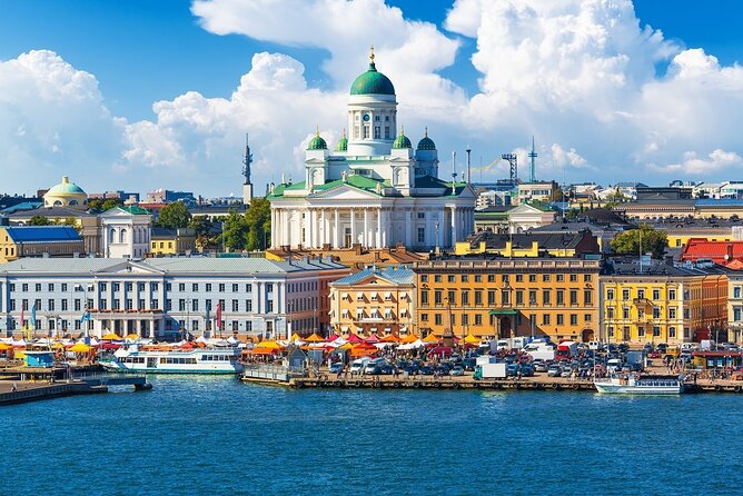 CITY Tour with Food Tasting in Helsinki - The final stretch through Esplanadi