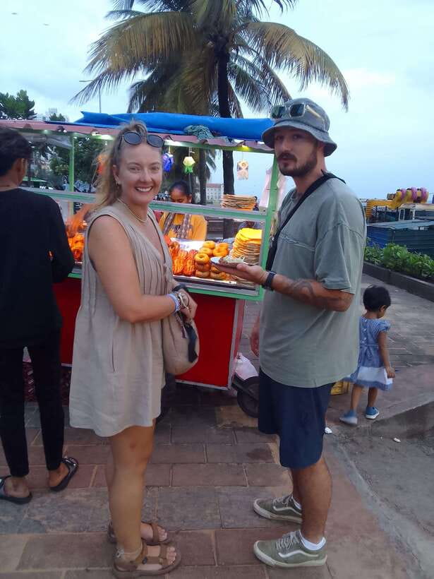 Colombo Local Food Tour by Tuk Tuk – All Inclusive - Tea and the first taste of street food
