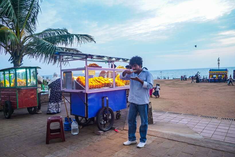 Colombo Local Food Tour by Tuk Tuk – All Inclusive - Galle Face Green and a short pause by the sea