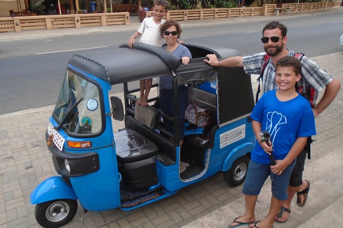 Colombo Tuk Tuk City Tour -Sightseeing Entry Fees & Food Included - Starting with Colombo’s Hindu and modern landmarks