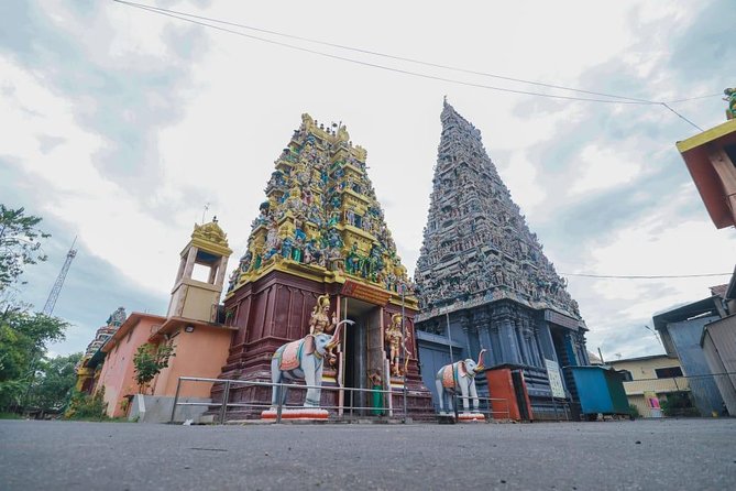 Colombo Tuk Tuk City Tour -Sightseeing Entry Fees & Food Included - Tea tasting and Gangaramaya Temple