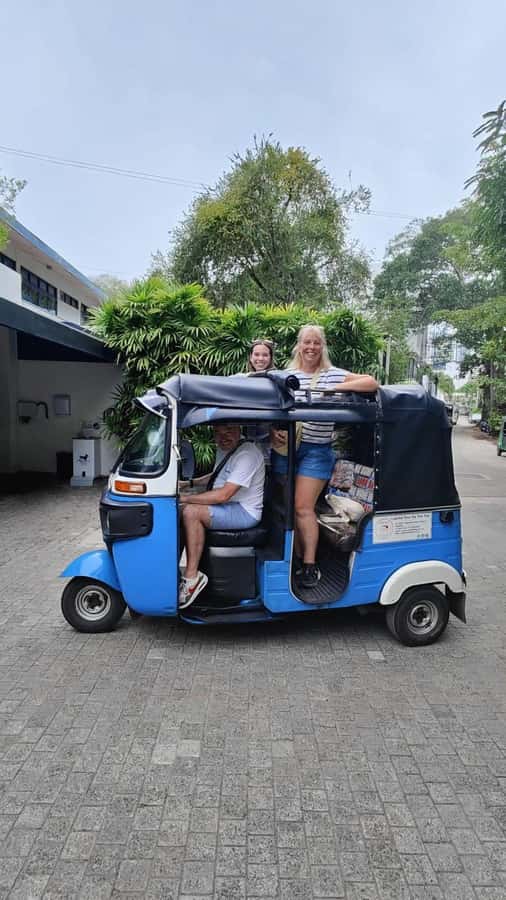 Colombo Tuk Tuk Tour with Entry Fees & Food Included - Pettah Market and the working food districts