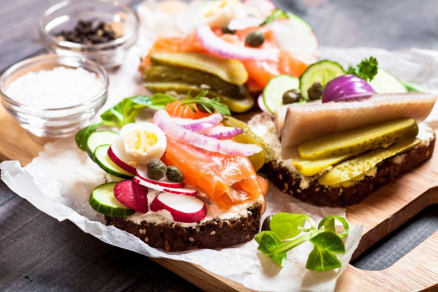 Copenhagen: Scandinavian Delights Food & Drink Private Tour - Meeting near El Cava and setting off on foot