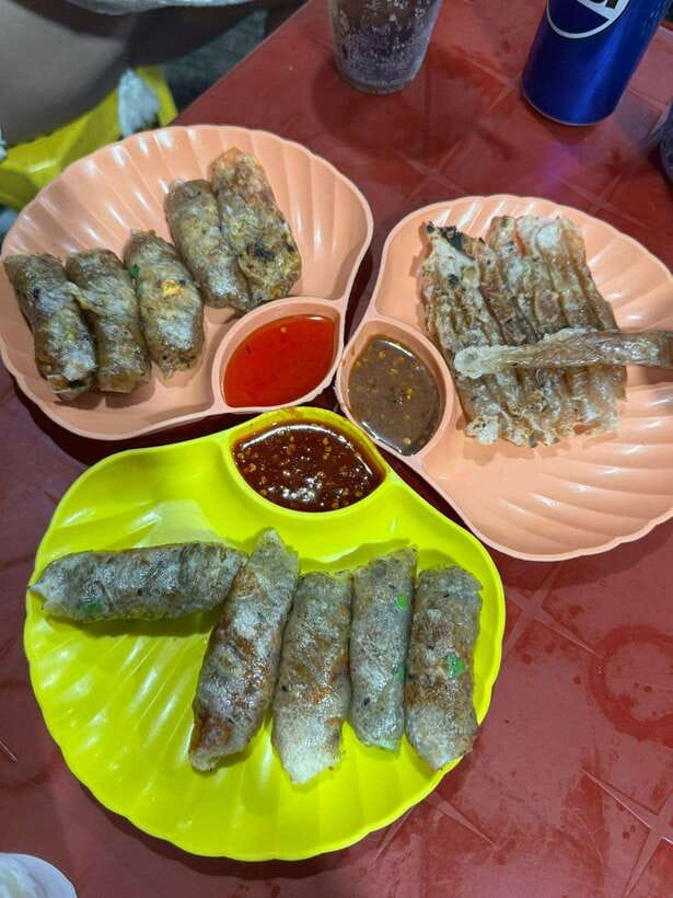 Da Nang City Street Food Private Tour With Local Students - Two dining choices with a real price difference