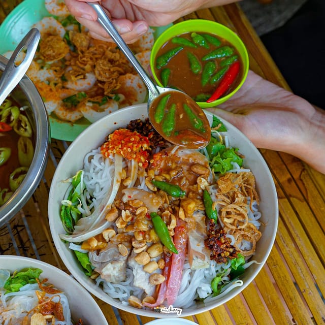 Da Nang: Local Street Food Walking Tour - Rice cakes, shrimp, and Vietnamese textures