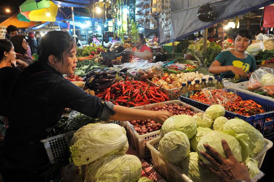 Denpasar: Night Street Food Walking Tour - First tastes: learning how Bali eats after dark
