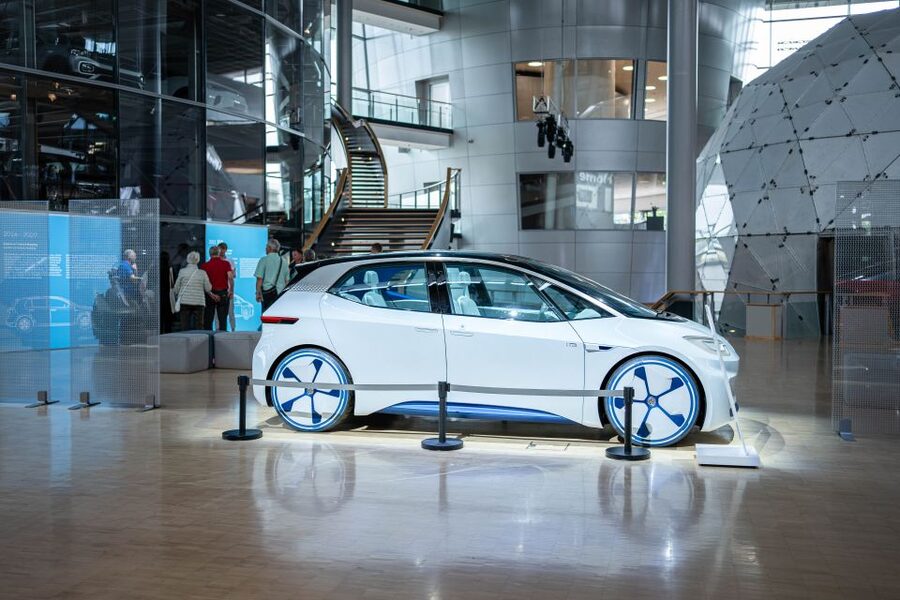 Dresden: Guided tour VW factory , test drive & food - The 45-minute production tour
