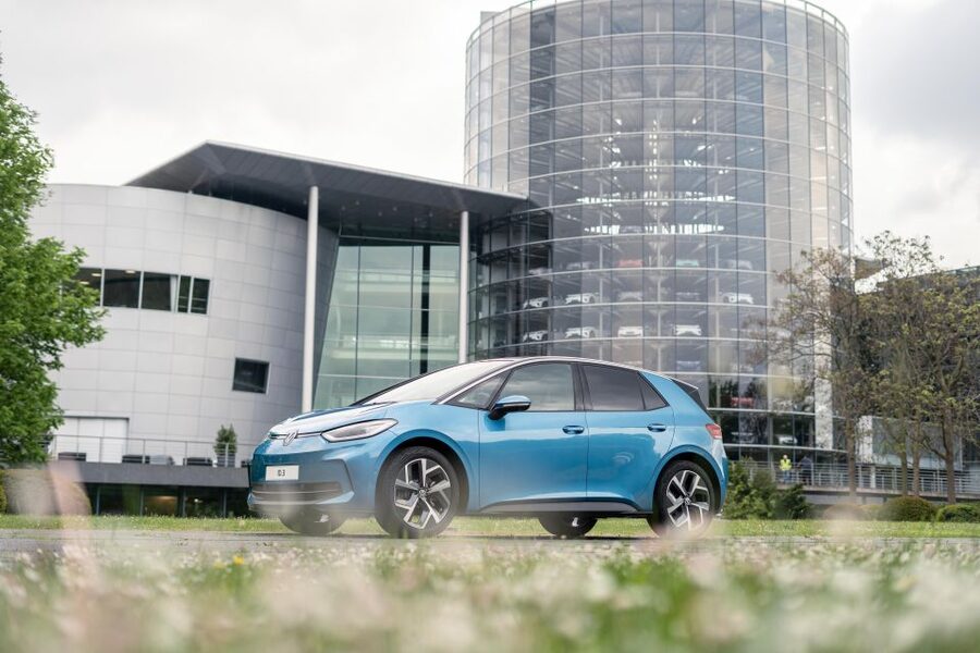 Dresden: Guided tour VW factory , test drive & food - Starting at the Transparent Factory reception
