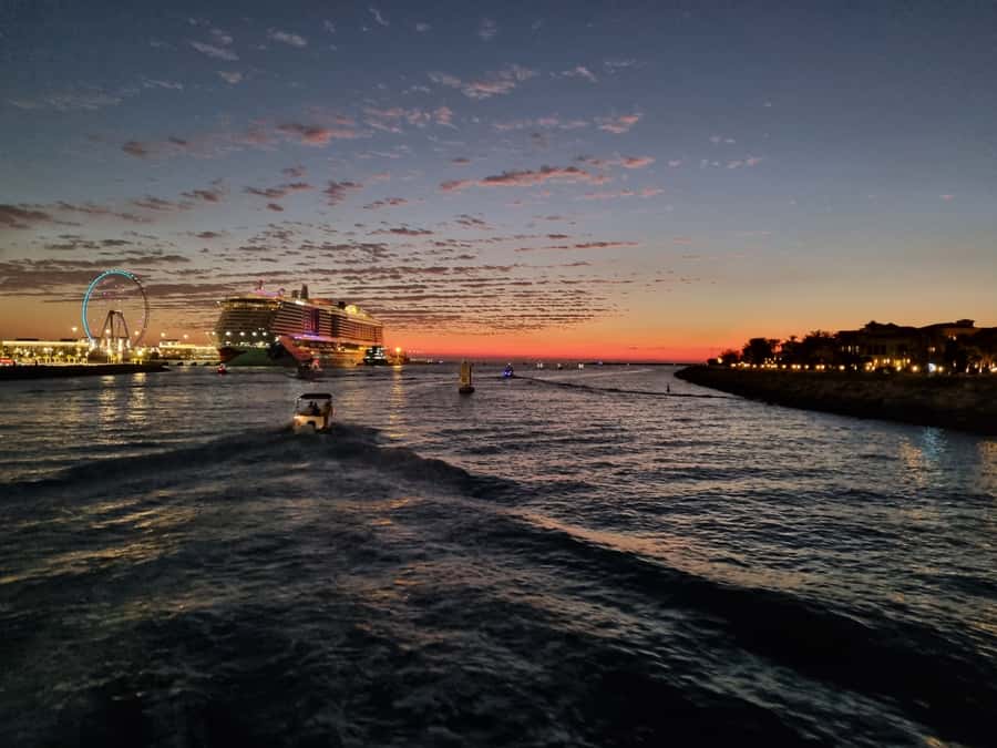 Dubai: Luxury Sightseeing Cruise with Food and Drinks - Why Dubai looks better from the water