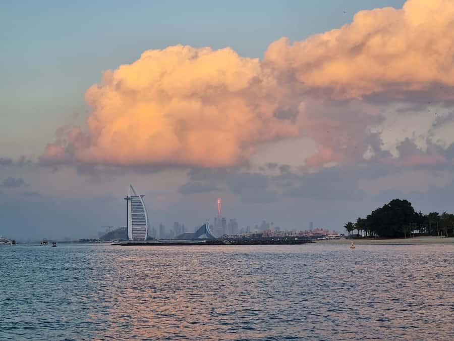 Dubai: Luxury Sightseeing Cruise with Food and Drinks - What you will eat and drink