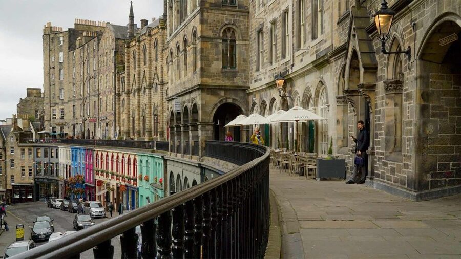 Edinburgh: Food & Drink Tasting Tour - Scottish dishes with a local guide beside you