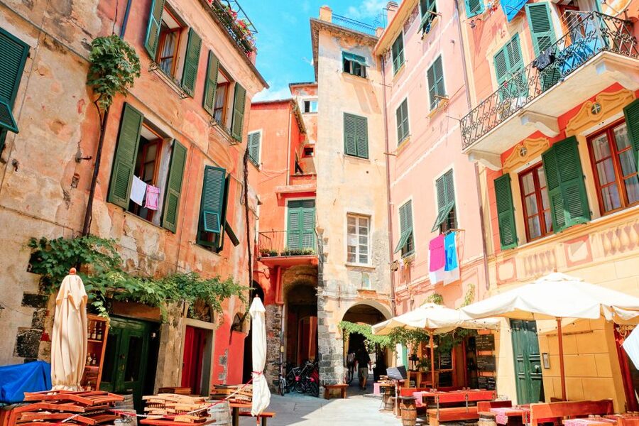 Florence: Day Trip to Cinque Terre with Optional Street Food - The Guide Makes the Transport Puzzle Manageable