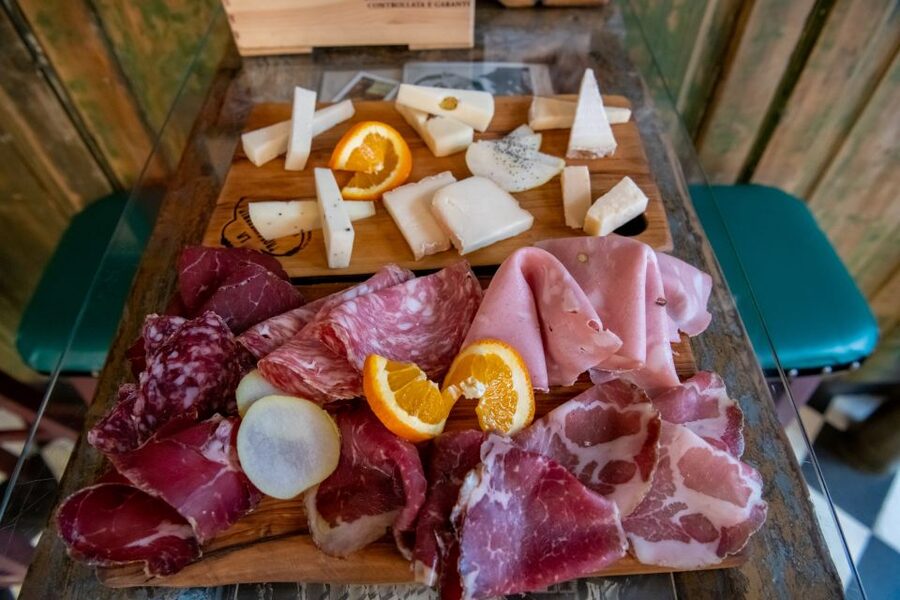 Florence: Flavours of Tuscany Food Tour - Why the guide can make or break the evening