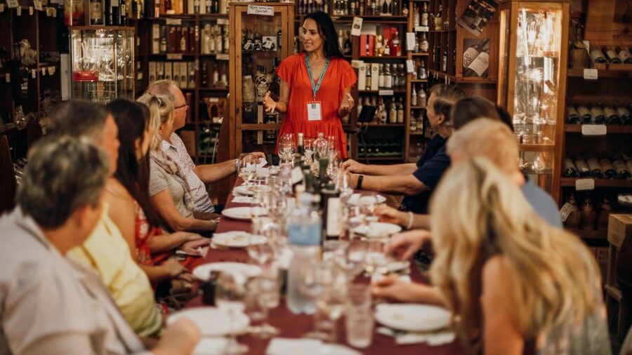 Florence: Small-Group Sunset Food & Wine Tour in Oltrarno - The guides shape the night