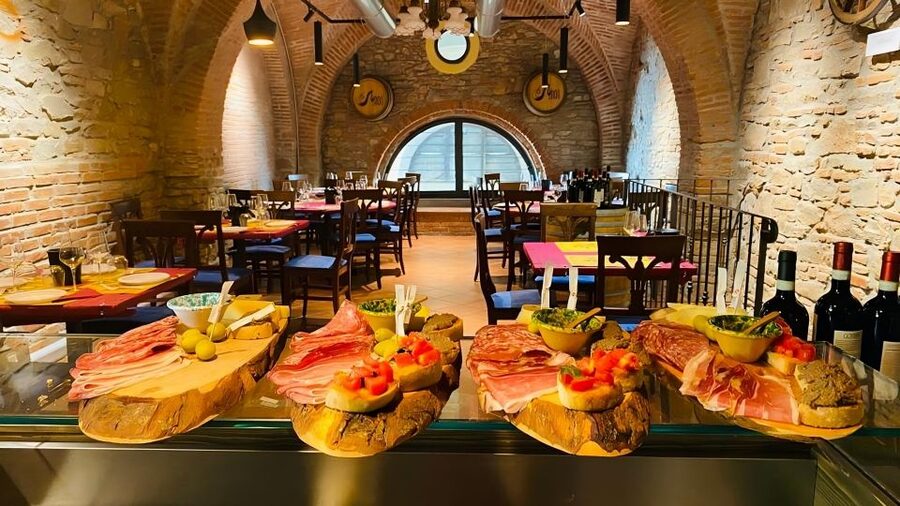 Florence Wine &Food: Taste Tuscan Flavors in Historic Cellar - What happens during the one-hour session