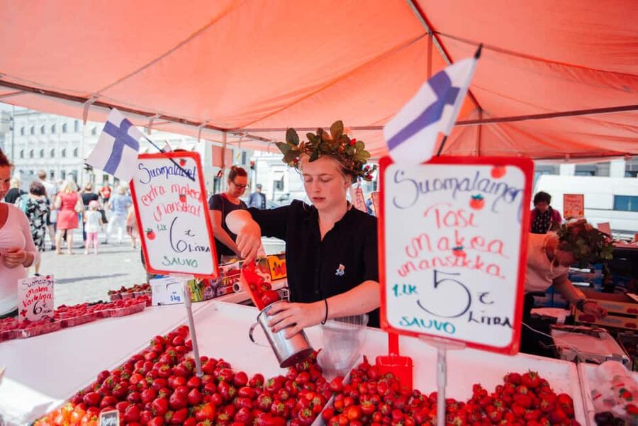 FOOD Tour with Rooftop Bar Visit in Helsinki - What the guide adds beyond the food